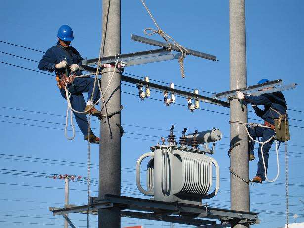 電工在維修 電工在維修